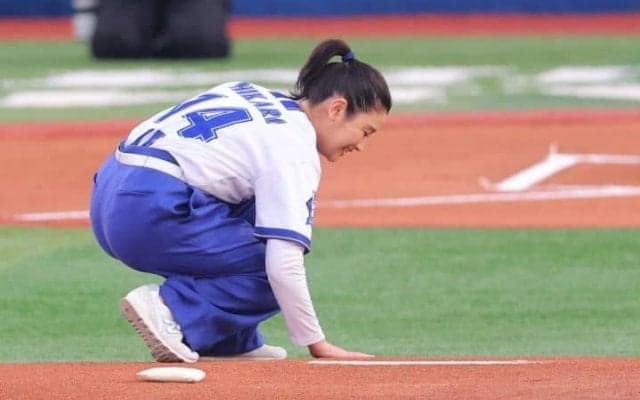 ハマスタで笑顔の始球式…その後の振る舞いが「素敵」マウンドを“手でなでなで”　気遣いもさすがの大女優