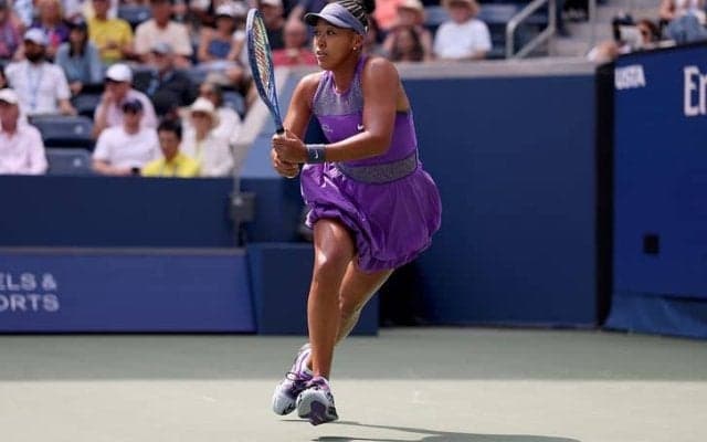 大坂なおみ 世界47位をストレートで下して4年ぶりに3回戦進出！赤から一転、昼用の紫ウェアを身に纏う[全米オープン]