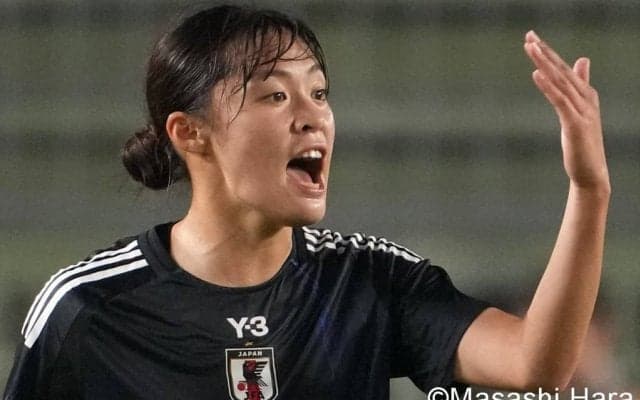 なでしこ北川ひかる＆石川璃音の名コンビ炸裂｢熱唱＆ノリノリでサングラス姿｣にチームメイト爆笑！開幕前の新天地エバートンで｢まさに完璧｣な入団式