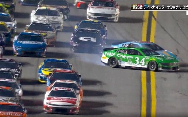 「おまえ何周目だと思ってるんだ！」 抜けてないのに左へ…大クラッシュ招いた物議を醸す“動き”に解説者苦言「クリアと言わないと」