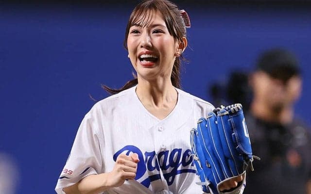 ヘソ出し豪快足上げで「お美しい」　美女に球場虜…完璧投球にどよめき「凄すぎる」