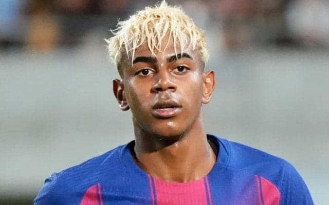 ｢わかるよその気持ち｣バルサ相手に前半2失点&2人退場のマジョルカ“号泣ひざ叩き少年”が話題！｢この展開は泣きながら膝も叩きますわ…｣共感の嵐