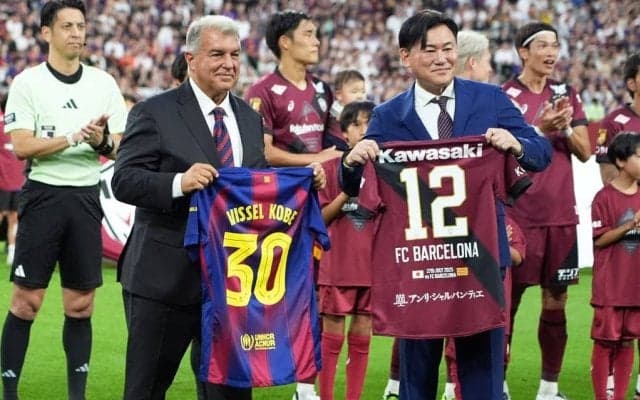 ｢ヨーロッパのクラブみたい｣J1神戸のACL用ユニフォーム発表！究極のシンプルさに戸惑いも｢背番号ゴールドは最高！｣｢襟があるのが格好いい｣