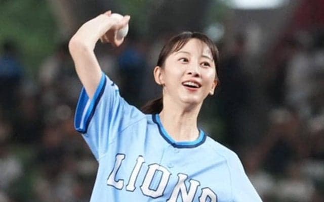 人気女優の松井玲奈さんがセレモニアルピッチ　限定ユニで豪快投球…笑顔の“大役”に拍手喝采
