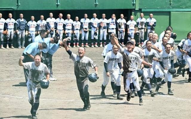 重圧はねのけ４連覇　元バッテリーの双子兄も応援　中京・内野投手