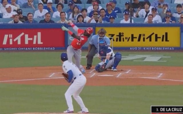 なんで落ちた？ 大谷翔平、まさかの“幻惑投球”「軌道エグすぎ」4シームと思いきや… 魔球スイーパー→“大谷マニア”をマン振り三振