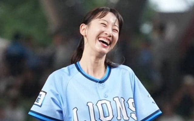 元アイドルが豪快投球→ペコリお辞儀「クッソ美人やな」　虜になるファン続出「投げ方が可愛い」