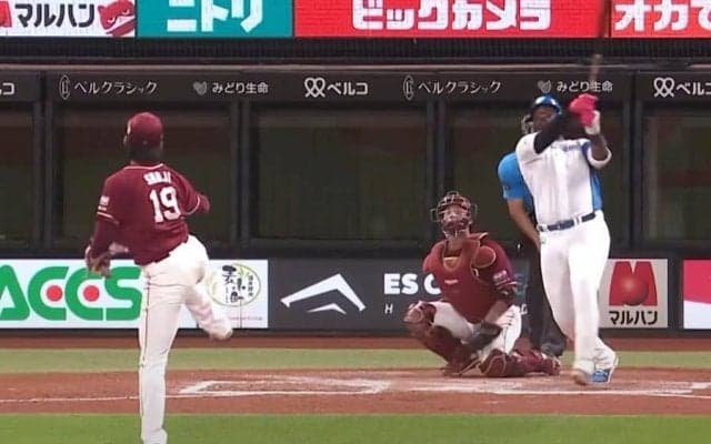 外野で起きた珍プレーに「目がいってしまう」　キング独走弾を忘れさせる衝撃