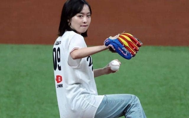 「宇宙一可愛い」卓球界のレジェンドが北の大地に降臨　ワンバン始球式で「勝利の女神」に　和牛を堪能する表情も話題