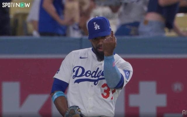 ド軍主砲が汚名返上！ テオスカー、“微妙すぎる”超好捕→ビデオ検証で本人＆ロバーツ監督も思わず笑顔