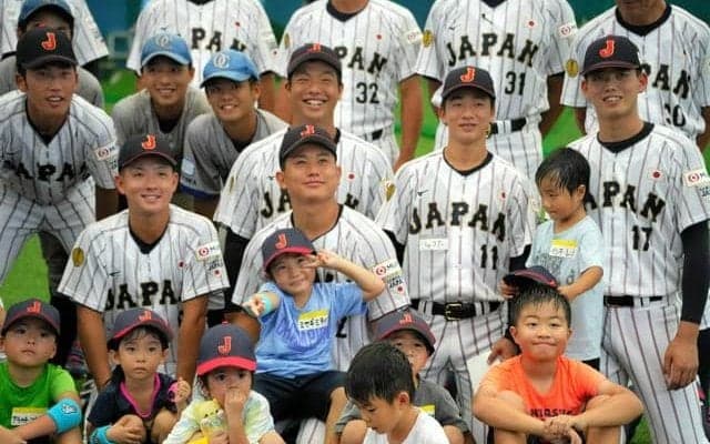 目を輝かせ見つめた先に　高校日本代表が合宿中の沖縄で心温まる光景