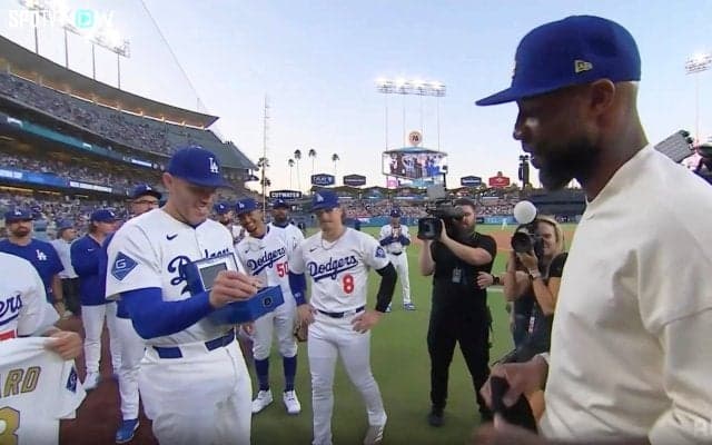ドジャー・スタジアムに元ド軍の“功労者”が凱旋！ フリーマンがリング贈呈、“友情”伺わせる一幕…大谷も拍手