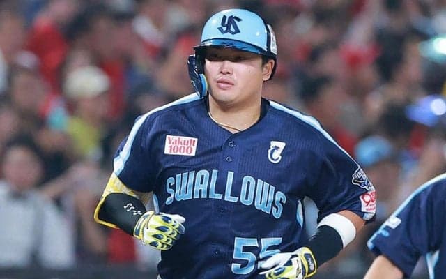 村上宗隆、2試合連発の12号　8月だけで10本目…確信バックスクリーン弾に神宮興奮
