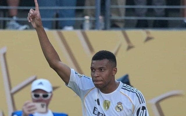 エースの2戦連発で好調発進！レアル・マドリードの新サードユニに賛否｢青すぎる｣｢斬新でいい｣｢母校のダサジャージみたい｣