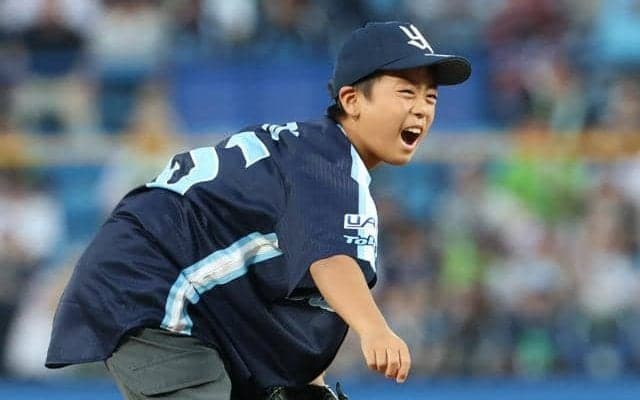 小児がんの治療、乗り越えてみせた笑顔　神宮球場で始球式に登板