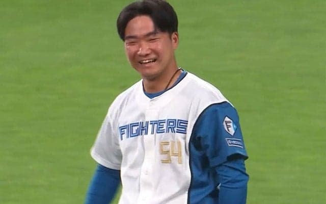 エスコンで2日連続の“珍事”「昨日のシンクロみたい」　好守のはずが…まさかの爆笑