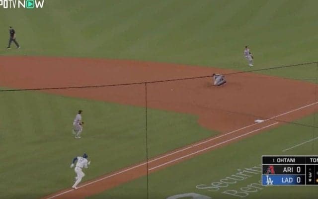 ウソでしょ…？ 大谷翔平、珍しい打球でグラブを弾き飛ばす「なんで？」相手野手が捕れない“まさかの強襲ヒット”「速くないのに」