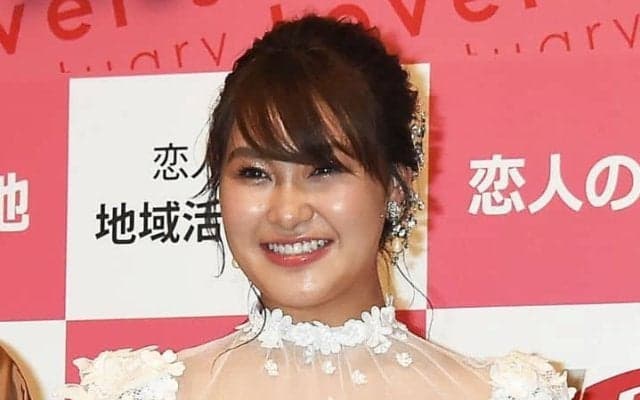 「スタイル抜群」女子フィギュアのオリンピアンが大胆黒キャミで胸元全開　斬新なネックレスも話題な「セクシー佳菜子ちゃん」