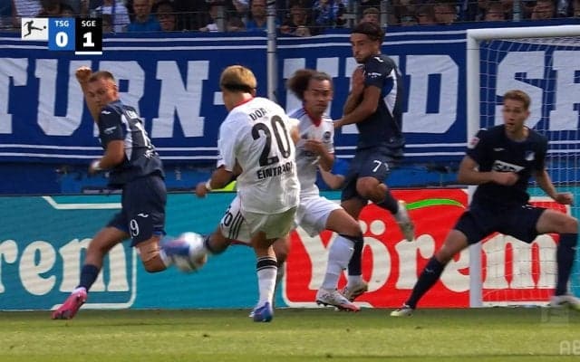 衝撃！ 堂安律の“神業ショット”が「ゴラッソ製造機か」「シュートうますぎ」黄金の左足で移籍後ブンデスリーガ初得点