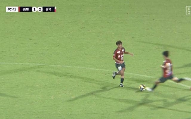 本人も「この動画100回みた」SNSで話題沸騰！J3で衝撃の特大ロングシュート炸裂「マンガかよ！」「時が止まった」意表をついた高速リスタートからのスーパーゴール！