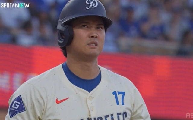 違反じゃないの！？大谷翔平、相手捕手の“クルクル”に翻弄？ピッチクロックぎりぎり→見逃し三振判定に見せた不満顔