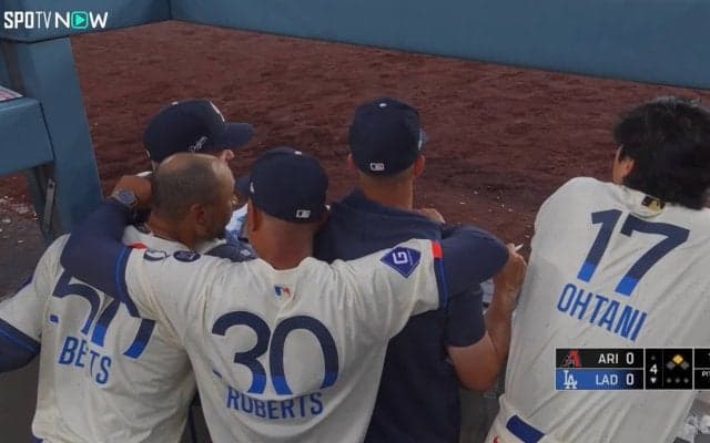 そんな狭いところで…大谷翔平、ベッツら主力選手が“みっちみち状態”で作戦会議「せまくね？」「ハグハグ会議」