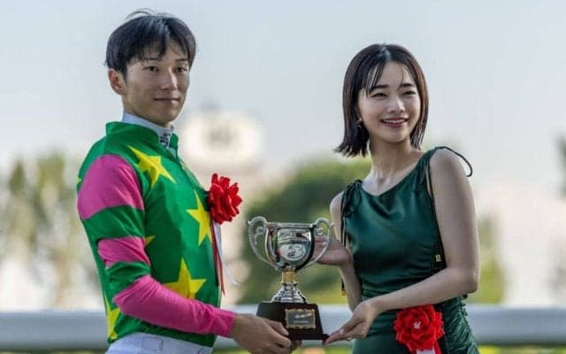 【新潟記念】見上愛が2年ぶりの新潟競馬場で表彰式に登場