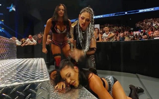 何が起こった？ 美女レスラーが5秒で敗戦→相棒の日本人女子が“理不尽ブチギレ”制裁の奇行「これはやりすぎ」