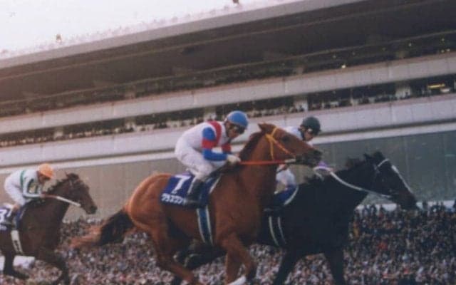 『ウマ娘』でも描かれる強豪ライバルたちとの激闘　グラスワンダーが宿敵と演じた伝説の「大接戦」