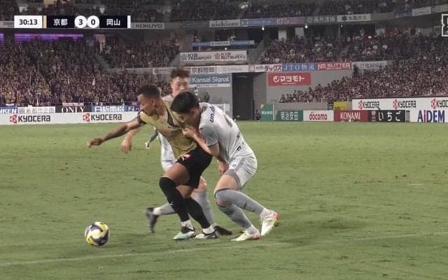 「さすがにヤバすぎる」DF2人を背負いながらの衝撃反転ゴラッソにSNS沸騰「宇宙人なの？」敵将も思わず笑ったスーパーゴールの瞬間