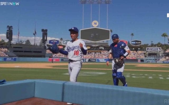 “連敗ストッパー”山本由伸の圧巻投球に観客も総立ち！ ロバーツ監督は熱烈ハグ…最後は“ファインプレー締め”で由伸も笑顔
