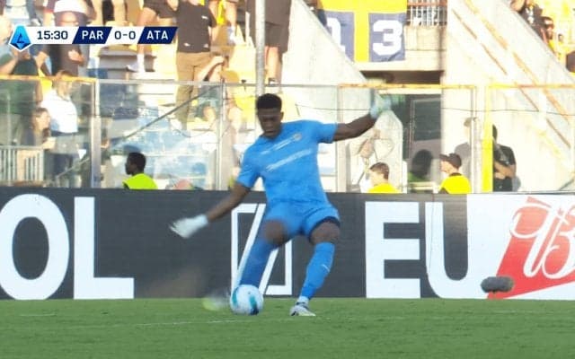 驚愕！ 鈴木彩艶が“40m高速グラウンダーパス”で強豪クラブ翻弄「司令塔キーパー」「今のヤバすぎw」元日本代表GKも絶賛