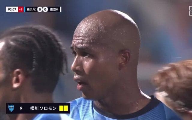 退場したくない…レッドカードを出されて必死の抵抗「出るしかない」「ちょっとかわいそう」不要な接触で2枚目イエロー→選手が退場拒否の一部始終