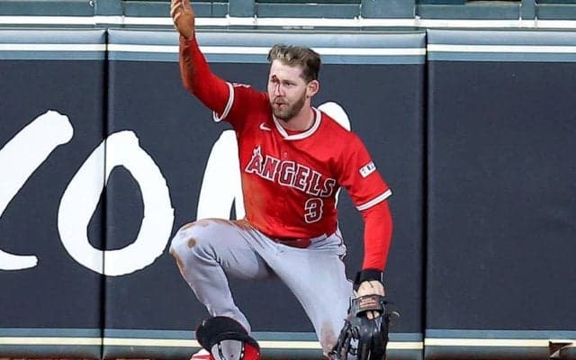 金属フェンス激突で流血→負傷交代…エ軍同僚の怒り爆発「こんな馬鹿げたことない」