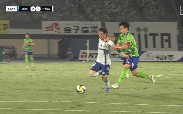 「絶対やっちゃいけない」キャプテンがDOGSOで退場処分！「テンパったんだろうな」トラップ＆パスミスで大ピンチ→後ろから押し倒す痛恨プレーに元日本代表「何とか取り返したい気持ちの表れ」