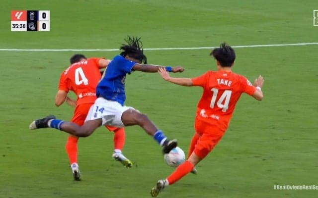 嘘だろ？久保建英、封じられた左を囮に逆足フィニッシュ！「左に食いつかせての右か」「右足もいいからね」ひとりで中央突破→ゴール強襲の瞬間