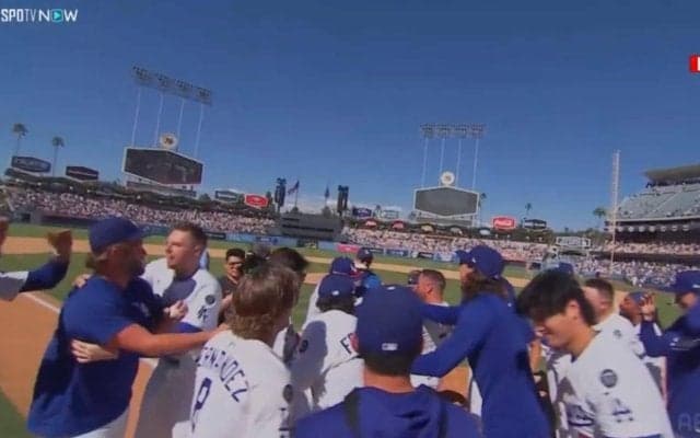 ドジャース劇的サヨナラ勝ちで“ベテランコンビ”がわちゃわちゃ…カメラが捉えたカーショー＆フリーマンの“はしゃぎっぷり”が話題に