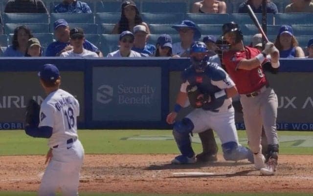 何が起きた？ 山本由伸の投球で“異変”「ヤバいw」「感情おかしい」相手打者の三振リアクションが話題に「そらそうなる」