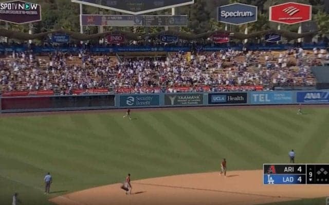 どこ行くんだよ！ド軍サヨナラで“まさかの光景”「見てないw」「しゃあない」劇的弾を被弾→相手野手のリアクションが話題に