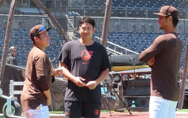 菅野智之、ダルビッシュと15分の野球談義　試合前に“先輩”と再会…松井裕樹も加わり笑顔