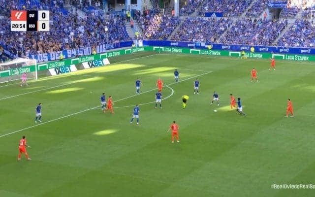 「めっちゃごまかすやん」久保建英、縦パス直撃の審判と“ワンツー”で突破を試みる「何事もなかったように笑」奇跡のプレーにSNS大ウケ