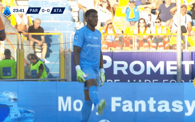 「えぐい！」鈴木彩艶の“超低空高速パス”にファン騒然「うまいなぁ…」「実質ボランチ」元日本代表GKも絶句した瞬間