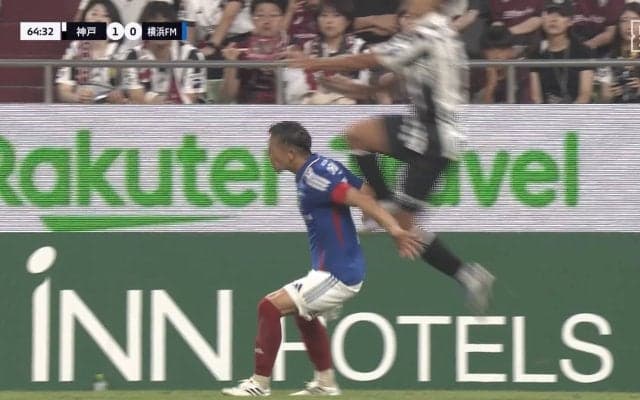 物議を醸すジャッジ！「意味わからん」「もろ後頭部」背後からジャンピングニーを喰らう危険接触→倒された選手がイエローカードでファンの不満噴出