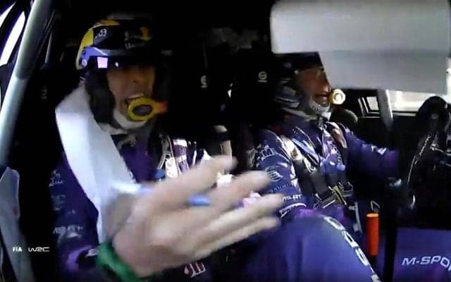 衝撃でノート舞う！ 世界ラリーの車内で驚きの光景 「大変なデコボコ道」での“珍プレー”がSNSで話題