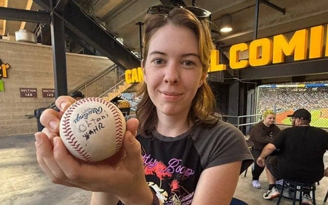 大谷“爆速”46号球、20歳女子大生がゲット「恐怖だったわ」　警備員がサインする珍事