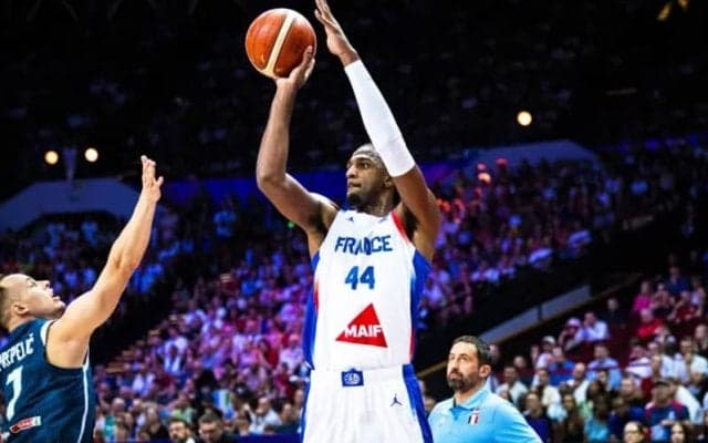 アレックス・サーがユーロバスケットの残り試合を全休…スロベニア戦で左ふくらはぎを負傷