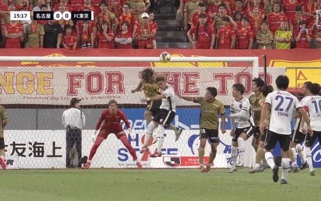 「ファールだろ」フライング顔面エルボーが見逃しに「肘当たってるな」危険なプレーにファン怒り