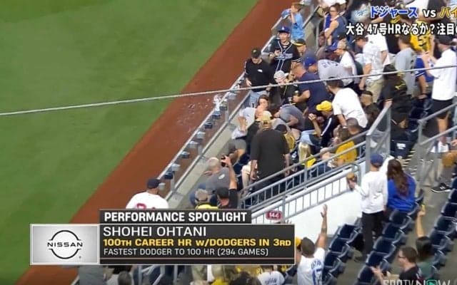 一体、何が起きた？ 大谷翔平、超爆速弾で“謎のハプニング”「どうした」「ビックリした」観客席で“まさかの珍光景”… ファン騒然