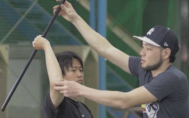 キャッチボール上達を妨げる「腕力頼り」　MLB投手も実践…上体の連動作る“棒ドリル”
