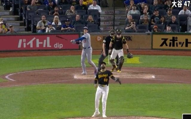 ウソでしょ…？ 大谷翔平、“想定外の打球”で異変「首ヤバいw」「伸びすぎ」相手投手の体勢がおかしくなる「センターフライかと思った」